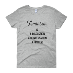 T-SHIRT Femme – FEMINISM IS A DISCUSSION, A CONVERSATION, A PROCESS – Manche courte