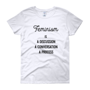 T-SHIRT Femme – FEMINISM IS A DISCUSSION, A CONVERSATION, A PROCESS – Manche courte