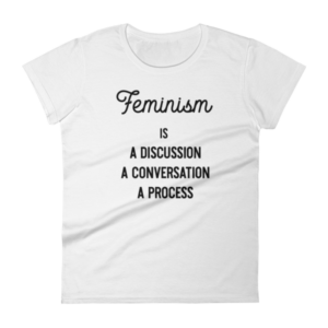 T-SHIRT Femme – FEMINISM IS A DISCUSSION, A CONVERSATION, A PROCESS – Manche courte